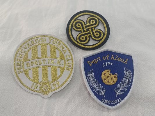 Desain logo yang luar biasa yang disesuaikan dengan kain yang diukir untuk pakaian