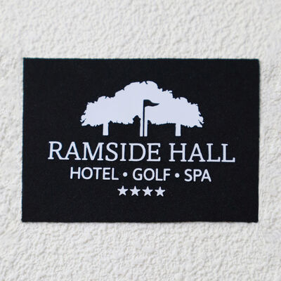 High-Quality Flat Silicone Transfer Sticker tahan lama Custom Brand Logo Tag untuk aksesoris pakaian