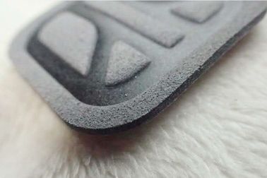 Abu-abu Lembut Label Microfiber Ramah Lingkungan, Costom Logo Frekuensi Tinggi Untuk Pakaian