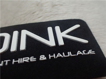 Patch karet silikon ganda warna 3D Logo hitam lembut Microfiber ditanam