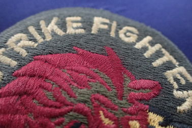 Setengah Lingkaran Bentuk Kustom Bordir Patch Untuk Jaket Laser Cut Basis Finishing